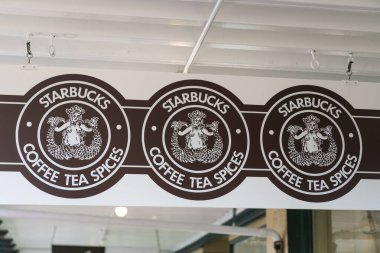 Seattle, Washington, ABD - 26 Temmuz 2024 Starbucks adlı bir kahve dükkanının logosu. Starbucks 'ın logosu. Starbucks 'ın popüler kahvesi. Kahve çay baharatları. Starbucks marka logo.