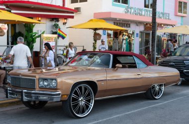Miami, Florida, ABD - 07 Nisan 2025: Chevrolet Caprice otomobili açık havada park halinde. Altın Chevy, yan görüş. Chevrolet Caprice eski, üstü açık, güçlü bir araba. Üstü açık eski araba Chevrolet Caprice.