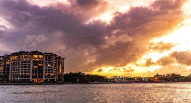 Gemiyle Horizon gün doğumu denizi. Gün doğumu deniz manzarası. Romantik yaz tatili deniz manzarası. İnanılmaz bir gökyüzü. Deniz batımı ufku. Gün batımı bulutlu gökyüzü. Yaz tatilinde deniz manzarası. Deniz ufkuyla gökyüzü.