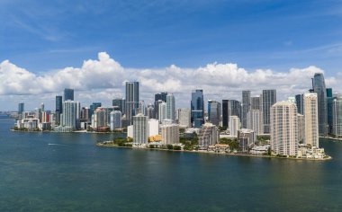 Brickell gökdelenlerinin hava görüntüsü. Miami şehir merkezinin modern manzarası. Kıyı şeridinin üstündeki Panoramik Miamis silueti. Miami 'deki Brickell Key hava görüntüsü. Miami 'nin manzarası. Miami Plajı ve Brickell