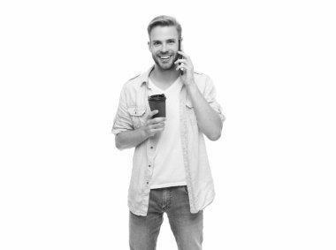 Telefonla ve kahveyle arayan adam. Konuşuyorduk. Kahve molası. Sabah araması. Genç meşgul bir adam telefonda konuşuyor. Millennial 'daki adam telefonla arıyor. Beyazdan izole edilmiş. Hoş sohbetti..