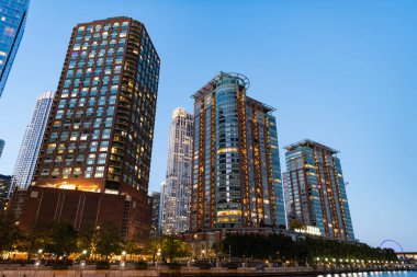 Chicago gökdelen binasının gece manzarası. Chicago gökdelenin mimarisi. Şehir gecesi aydınlatılmış bina. Gökdelen şehir manzarası. Chicago 'nun gece şehri. İş şehri.