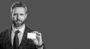 Takım elbiseli iş adamının kredi kartı Grey 'de izole edilmiş. İşletme markası. Hesabı öde. Kredi kartı olan bir iş adamı. Emoney ile iş anlaşması. İş başarısı. Uzayı kopyala Şirket logosu.