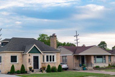 Banliyö ev mimarisi. Özel ev. Mahalle mimarisi. Mahallede mülk. Konut mülk evi. Konut mimarisi. Banliyö mahallesi. Özel hayat.