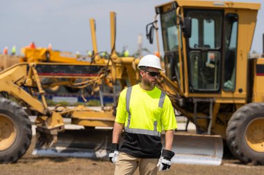 Binanın dış tarafında. Şantiyedeki adam. İnşaat mühendisliği. İnşaat alanında mühendis var. Denetmen işçi üniforma giyer. İşteki en üst düzey yönetici. İşçi bayramı. Denetleme vardiyaları.