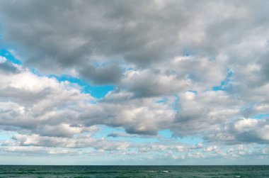 Bulutlu sahne. Bulutlu gökyüzü manzarası. Bulut sürükleniyor. Bulutlu atmosferik arka plan. Bulutlu sabah gökyüzü. Gökyüzü ve bulut düzeni. Hava bulutlu. Gökyüzü bulutla dolu. Bulutlu arkaplan.