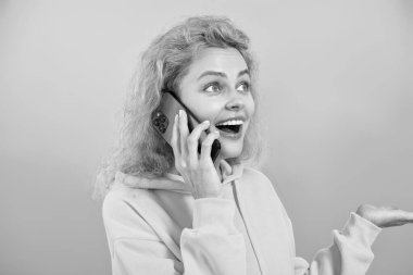 Akıllı telefondan konuşan bir kadın var. Milenyum kadınlarının telefon konuşmaları olur. Akıllı telefondan kız kıza konuşuyoruz. Telefon var. Mobil iletişim. Kız çağrıya cevap verdi. İletişim. Çağrı kalitesi.