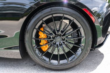 Miami, Florida, ABD - 27 Temmuz 2025: McLaren GT 2022 spor araba. Lüks siyah spor araba McLaren GT. McLaren GT 'nin arabası dışarıda, tekerlek manzaralı..