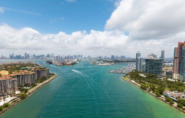 Miami Beach silueti. Miami yukarıdan. Gökdelenleri olan güney plajı