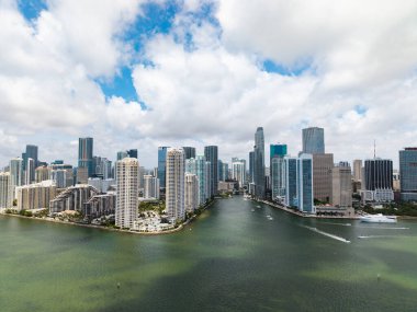 Miami şehir merkezindeki Brickell ufuk çizgisinin hava görüntüsü. Miami 'deki gökdelenler. Miamis 'in finans bölgesinin manzarası. Brickell, Miami 'de. Şehir manzaralı Miami Şehir Manzarası
