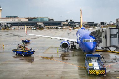 Miami, Florida, ABD - 06 Ağustos 2025: Boeing 737 MAX. Havayolu için uçak terminali. Southwest Havaalanı 'ndan kalkan uçak. Havaalanı terminali. Kalkış ve havaalanına varış. Güneybatı Havayolları.