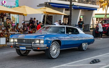Miami, Florida, ABD - 07 Nisan 2025: Chevrolet Impala 'nın eski arabası yolda, köşe manzaralı. Chevrolet Impala 1958 model eski bir araba. Lüks Chevrolet Impala. Klasik araç.