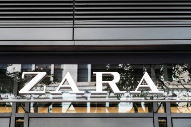 Chicago, Illinois, ABD - 08 Ekim 2024: Zara marka logo. Zara adında marka moda kıyafetlerinin logosu. Zara 'nın logosu.