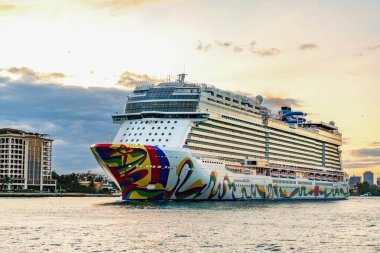 Miami, Florida, ABD - 23 Aralık 2024 Norveç yolcu gemisi. Gemi turu ve deniz seyahati. Gemi kalkıyor. Norveçli bir yolcu gemisi yolculuğu. Yaz tatilinde gezmek.