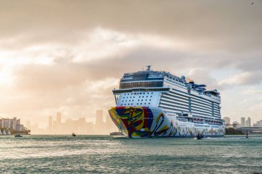 Miami, Florida, ABD - 16 Aralık 2024 Norveç yolcu gemisi. Gemi turu ve deniz seyahati. Gemi kalkıyor. Norveçli bir yolcu gemisi yolculuğu. Yaz tatilinde gezmek.