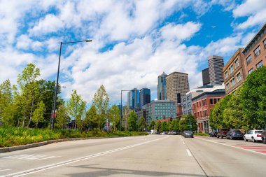 Seattle, Washington, ABD - 26 Temmuz 2024: Seattle şehir yolu. Yol güzergahı. Modern şehir. Gökdelen mimarisi olan şehir manzarası. Gökdelenli Seattle şehir merkezine giden yol.