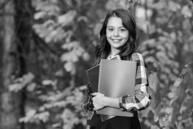 Bilgi toplama günü. Sonbahar günü. Okula dönelim. Eğitim ve bilgi. Okul eğitimi. Öğrenci kız sonbaharda ödev yapar. Çalışmak için sonbahar zamanı. Liseli kız dışarıda bilgi topluyor. Boşluğu kopyala.