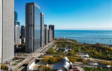 Sonbahar şehri parkı olan şehir manzarası. Chicago şehir manzarası gökyüzü mimarisi. Gökdelen manzarası. Chicago şehir marinası. Chicago şehir merkezi ve marina silueti. Sonbahar şehri manzarası. Hava görünümü.