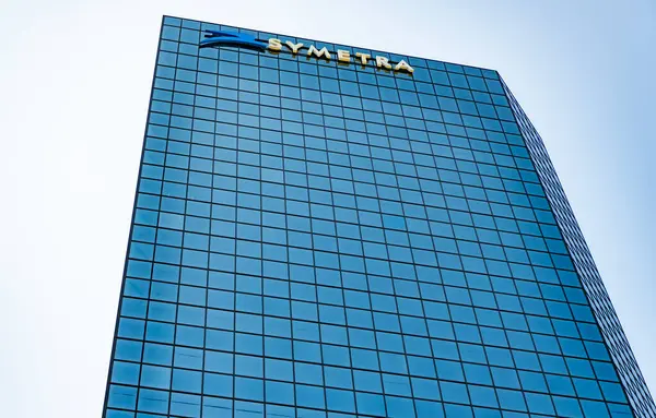 Seattle, Washington, ABD - 26 Temmuz 2024: Symetra marka logo. Logo markası Symetra adında bir şirket emekliliği sağlıyor. Symetra 'nın logosu. Sigorta şirketi Symetra.