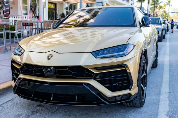 Miami, Florida, ABD - 07 Nisan 2025: Araba Lamborghini Urus açık havada park edilmiş. Altın araba, ön manzara. 2025 Lamborghini Urus hibrit araba. Lüks Melez Lamborghini Urus.
