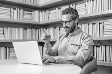 Videolu uzaktan eğitim. Serbest çalışan bir iş adamı. İşletme öğretmeni. Dizüstü bilgisayarı olan bir milenyum öğretmeni. Online eğitim dersi. Okul öğretmeniyle vakit geçiriyorum. Finansal zeka.