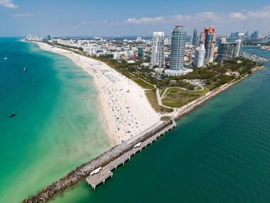 Miami sahil şeridinin hava manzarası. Miami Beach 'te gökdelenler ve gökdelenler. Yaz Miamis titreşimleri. Miami Sahili 'nin panoramik manzarası. Gündüz Miami silueti