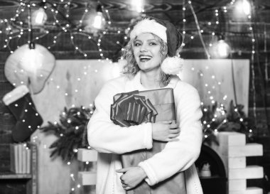 Bir sürü hediye paketi al. En iyisini hak ediyor. Kız Noel Baba şapkası paketlenmiş hediye kutusu. Kurdeleler aksesuarları selamlar. Yeni yıl. Paketleyecek bir sürü hediyen varsa hediye paketleme partisine dönüştür..