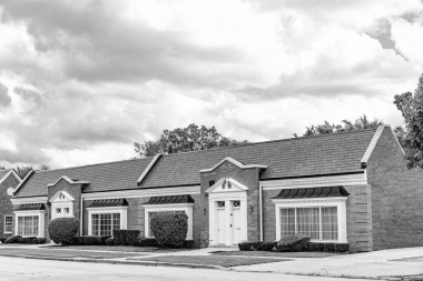 İkametgah. Mahalledeki banliyö evi. Özel konut mimarisi konutu. Banliyö ev mimarisi. Konforlu bir banliyö evi. Mimarlık konsepti. Banliyödeki evim..