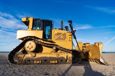 Buldozer ya da dozer makineleri. Kovada kum olan eski bir buldozer ekipmanı. Boğa dozer ağır makineler. Endüstriyel ağır ekipman. Düzleştirme zemini.