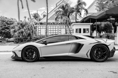 Miami Beach, Florida USA - 9 Haziran 2024 L2022 Lamborghini Aventador LP 780-4 Ultimae Green Miami plajında. Lamborghini lüks bir İtalyan otomobil üreticisi.