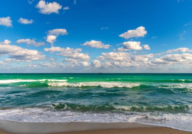 Romantik yaz tatili deniz manzarası. Deniz manzarası cenneti. Okyanus sahilinde gün doğumu. Yaz tatilinde gün batımı deniz manzarası. Deniz bulutlu gökyüzü ile ufuk çizgisi. Denizde sakin bir ufuk. Deniz meltemi.