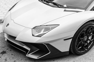 Miami Beach, Florida USA - 9 Haziran 2024 L2022 Lamborghini Aventador LP 780-4 Ultimae Green Miami plajında. Lamborghini lüks bir İtalyan otomobil üreticisi.