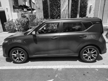 Miami Beach, Florida USA - 8 Haziran 2024 Miami Beach 'te Kia soul Pembesi. Kia soul gt imzası özel Kore arabasıdır. yan görünüm