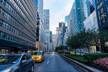 New York, ABD - 09 Ağustos 2023: New York City Caddesi. Manhattan caddesinde gökdelen mimarisi. Manhattan bölgesi. New York şehri. NYC Manhattan 'ın şehir manzarası. Metropolitan şehrinde gökdelen.