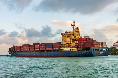 Miami, Florida, ABD - 16 Aralık 2024: kargo Chloe D Monrovia gemisi, hava manzaralı. Kargo gemisinde nakliye konteynırı. Kargo gemisi. Günbatımında Miami Limanı. Konteyner gemisi.