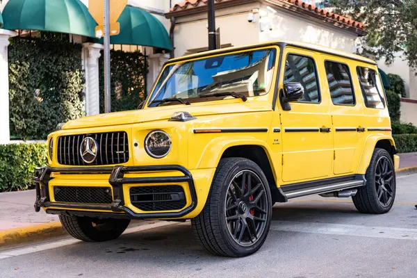 Miami, Florida, ABD - 26 Ocak 2025: Mercedes Benz hibrit araba açık havada park edildi. Sarı araba, köşe manzaralı. 2025 Mercedes Benz G sınıfı hibrit araba. Lüks elektrikli ve motorlu Mercedes Benz G sınıfı..