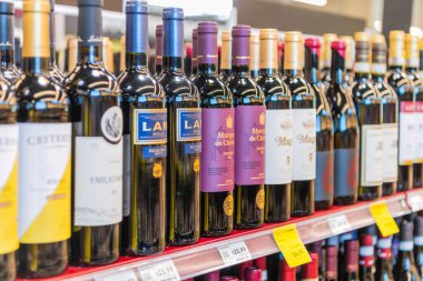 Seattle, Washington, ABD - 14 Temmuz 2024: Şarap dükkanı. Dükkanda çeşitli şarap şişeleri sergileniyor. Alkol perakende dükkanı. Şarap dükkanı. Süpermarkette alkol bölümü. Sırada bir şişe şarap..