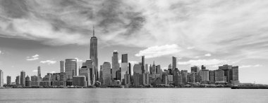 New Jersey 'den New York. Manhattan güzel silueti, New York, Birleşik Devletler. Manhattan 'ın ortasındaki New York şehrinin gökyüzü manzarası. ABD, NYC, New York, Manhattan.