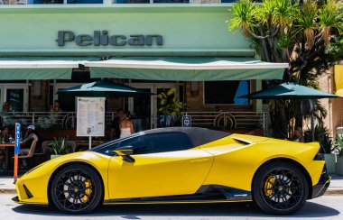 Miami, Florida, ABD - 26 Temmuz 2025: Lamborghini Huracan üstü açık spor araba. Lüks sarı araba Lamborghini Huracan EVO. Lamborghini Huracan 'ın EVO' su dışarıda park halinde. Lamborghini, yan görüş..