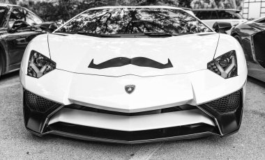 Miami Beach, Florida USA - 9 Haziran 2024 L2022 Lamborghini Aventador LP 780-4 Ultimae white Miami plajında. Lamborghini lüks bir İtalyan otomobil üreticisi.