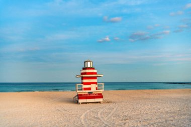 Miami sahilinde cankurtaran. Ünlü sahil şeridinin panoramik deniz manzarası. Miami Plajı 'nda yaz