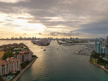 Miami Plajı. Skyline hava görüntüsü. Miami şehri. Tropik Miami sahili. Meşhur okyanus kıyısında. Güney Miami plaj manzarası