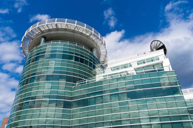 Binanın mimari tasarımı. Yayın binası mimarisi. Mimari dış görünüş ayrıntıları. Dış parçayı yayınlıyorum. Modern televizyon istasyonu binası. Cam kule binası.