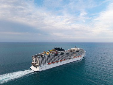 Gemi seyahati. Yaz tatilinde hava manzaralı yolcu gemisi. Gemi seyahati ve deniz yolculuğu. Hava manzaralı lüks bir yolcu gemisi. Gemi Miami sahil limanından ayrılıyor. Destansı deniz yolculuğu.