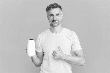 Erkek adam tıraş losyonu markasız ürün ya da saç bakımı için şampuan ve mavi üzerine izole edilmiş cilt..