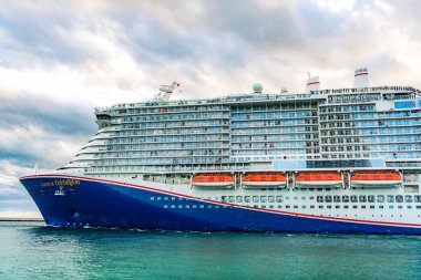 Miami, Florida, ABD - 23 Aralık 2024: Karnaval yolcu gemisi. Gemi turu ve deniz seyahati. Gemi Miami limanından kalkıyor. Karnaval yolcu gemisi seyahati. Yaz tatilinde gezmek.