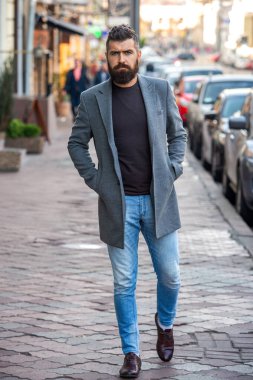 Sokaklarda iş adamıyım. Şehir merkezindeki iş adamı. Tarz sahibi iş adamı caddeden karşıya geçiyor, yaşam tarzı. Şehir tarzı. Şehir sokağı ve şık bir adam. Sakallı adam işe gidiyor. Tam uzunluk.