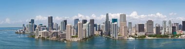 Miami 'deki Brickell Panoraması. Brickell güneşli bir günde ufuk çizgisi. Brickell 'in panorama manzarası. Brickell ünlü bir panorama. Miami şehir merkezi manzarası
