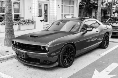 Miami Beach, Florida USA - 9 Haziran 2024 Dodge Challenger GT Miami Beach 'te. Dodge Challenger GT klasik Amerikan arabası. Turuncu ve siyah Dodge Challenger GT