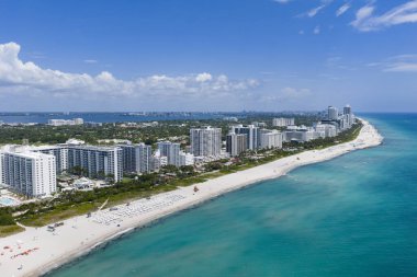 Turkuaz suları olan Miami plajı. Kumlu sahil şeridi ve dalgaların havadan görünüşü. Kumsallı tropik Miami sahnesi. Güney Miami 'nin okyanusu. Miami Sahili Panoramisi